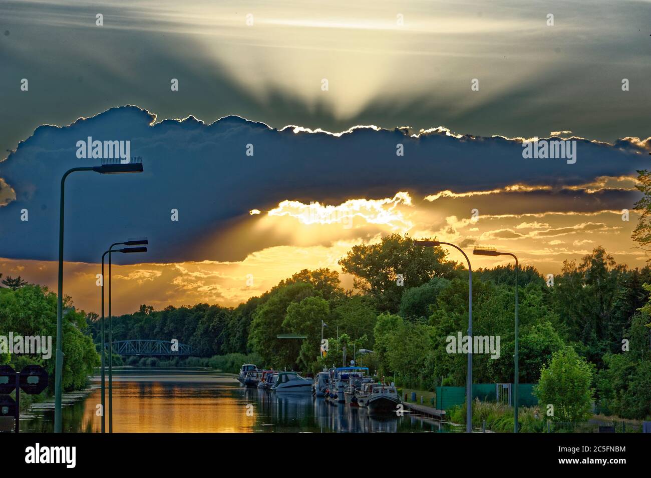 Coucher de soleil à Limmer Schleuse par Continental Limmer. Banque D'Images