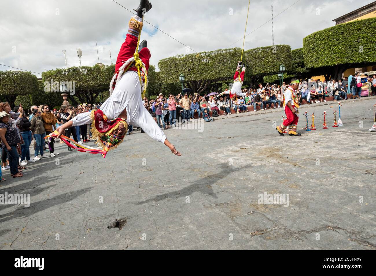 Les célèbres Voladores de Papantla, les Flyers de Papantla, exécutent leur ancienne cérémonie méso-américaine dans le jardin Allende pendant la semaine de la fête du patron saint Michel à San Miguel de Allende, Mexique. Banque D'Images