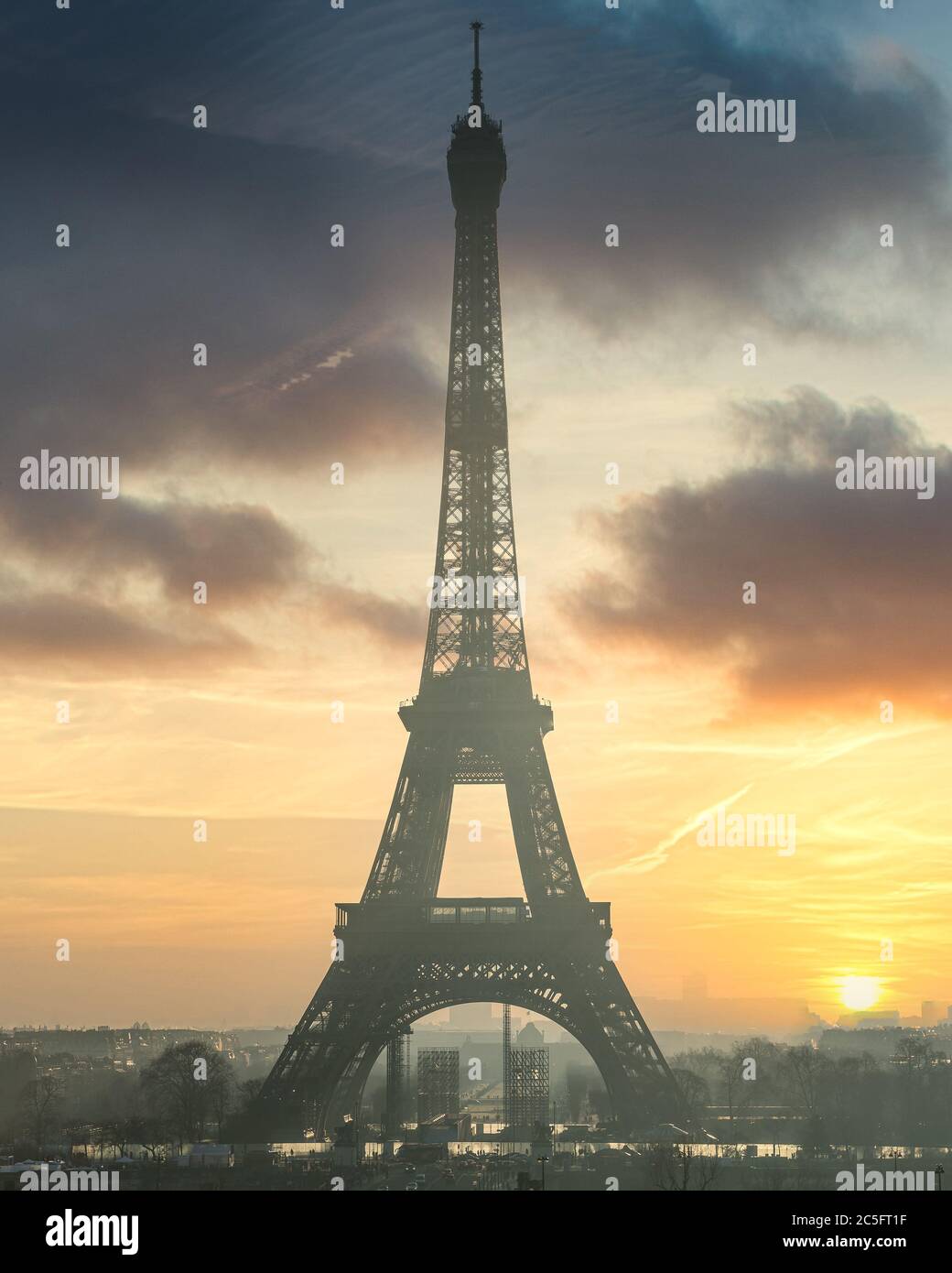 Paris France vue sur la célèbre Tour Eiffel au lever du soleil Banque D'Images