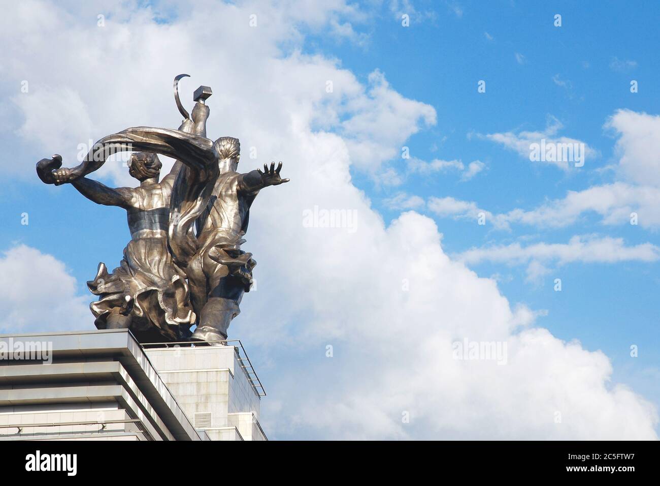 Moscou 26/05/2019 Retour vue de la sculpture des femmes travailleur et kolkhoz. Homme et femme en acier avec faucille et marteau relevés sur les têtes. Ressemblant à fa Banque D'Images