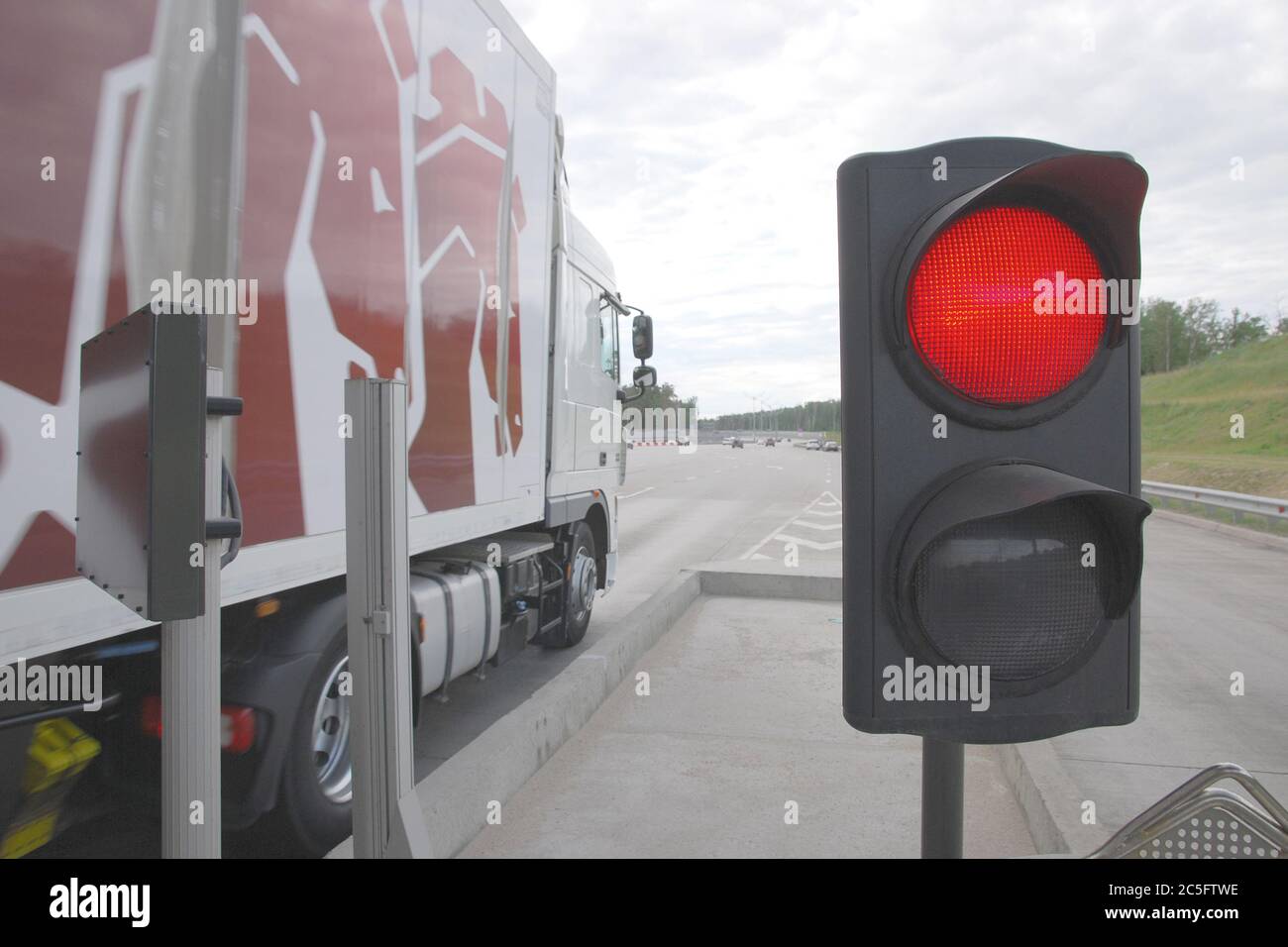 Moscou 25/06/2019 feu rouge, camion passant par la porte de péage derrière elle Banque D'Images