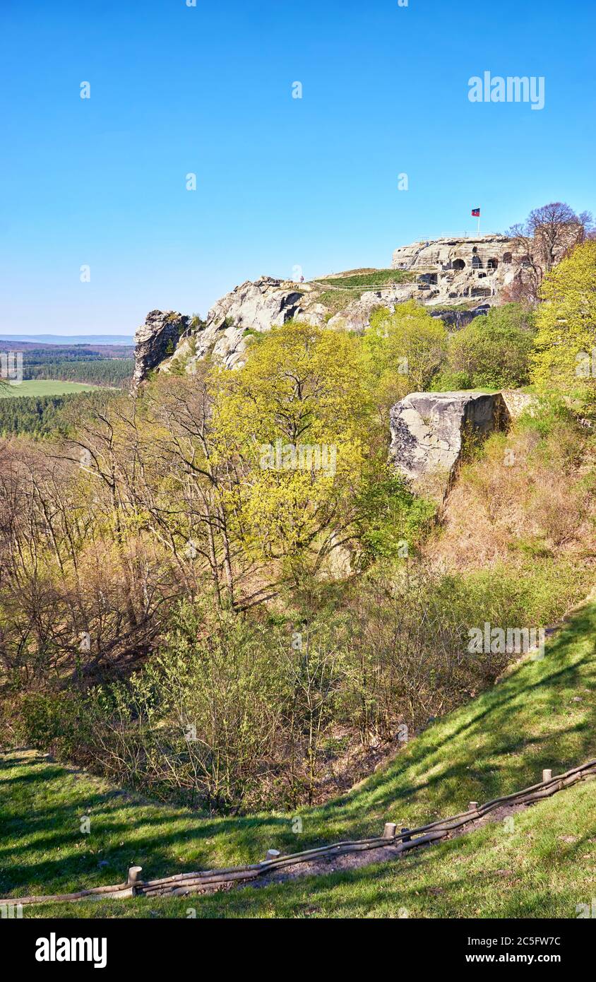 Vue sur les ruines du château de Regenstein à Blankenburg. Parc national de Harz. Saxe-Anhalt, Allemagne. Banque D'Images