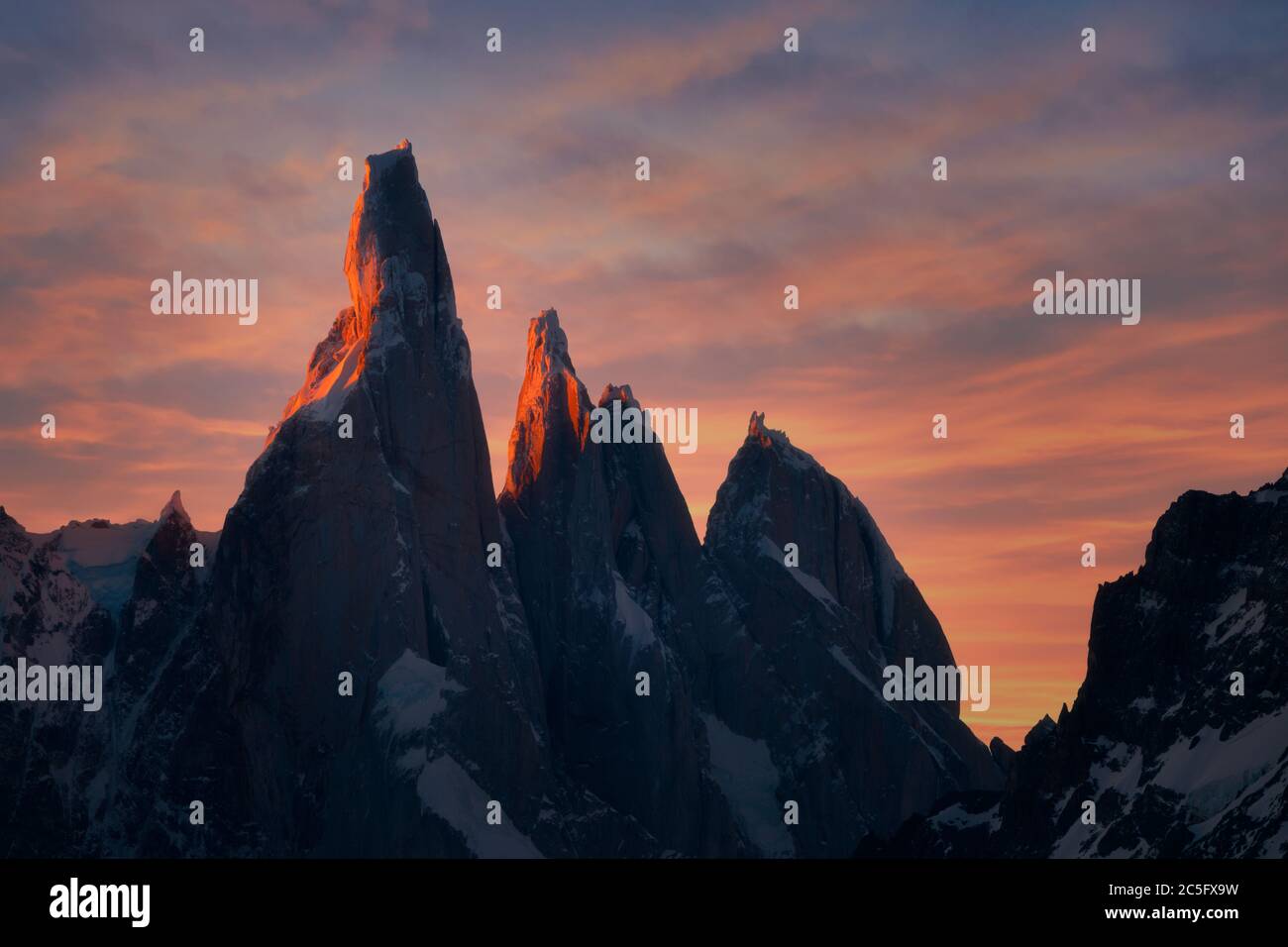 Silhouette de Cerro Torre à l'aube, avec les premières lumières qui brillent sur le sommet Banque D'Images