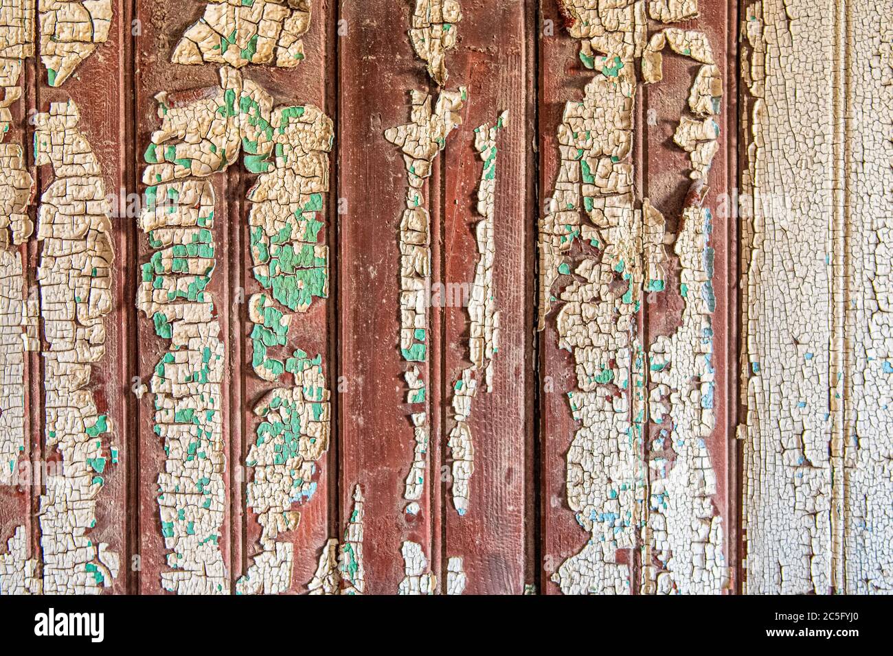 Une porte cassée avec de la peinture écaillée , Kolmanskop, région de Karas, Namibie Banque D'Images
