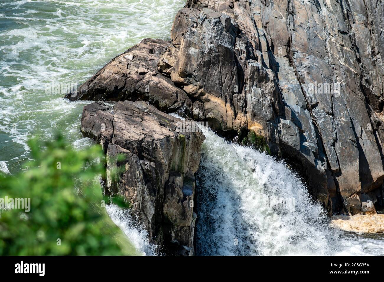 Rochers déchiquetés, vues à couper le souffle, et les eaux blanches dangereuses de la rivière Potomac au parc de Great Falls à McLean, comté de Fairfax, Virginie. Banque D'Images