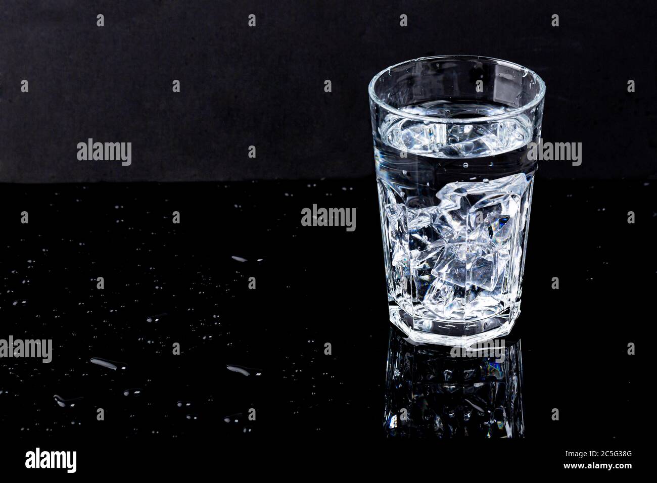 Concept d'eau douce et propre, verre d'eau isolé 025 Banque D'Images