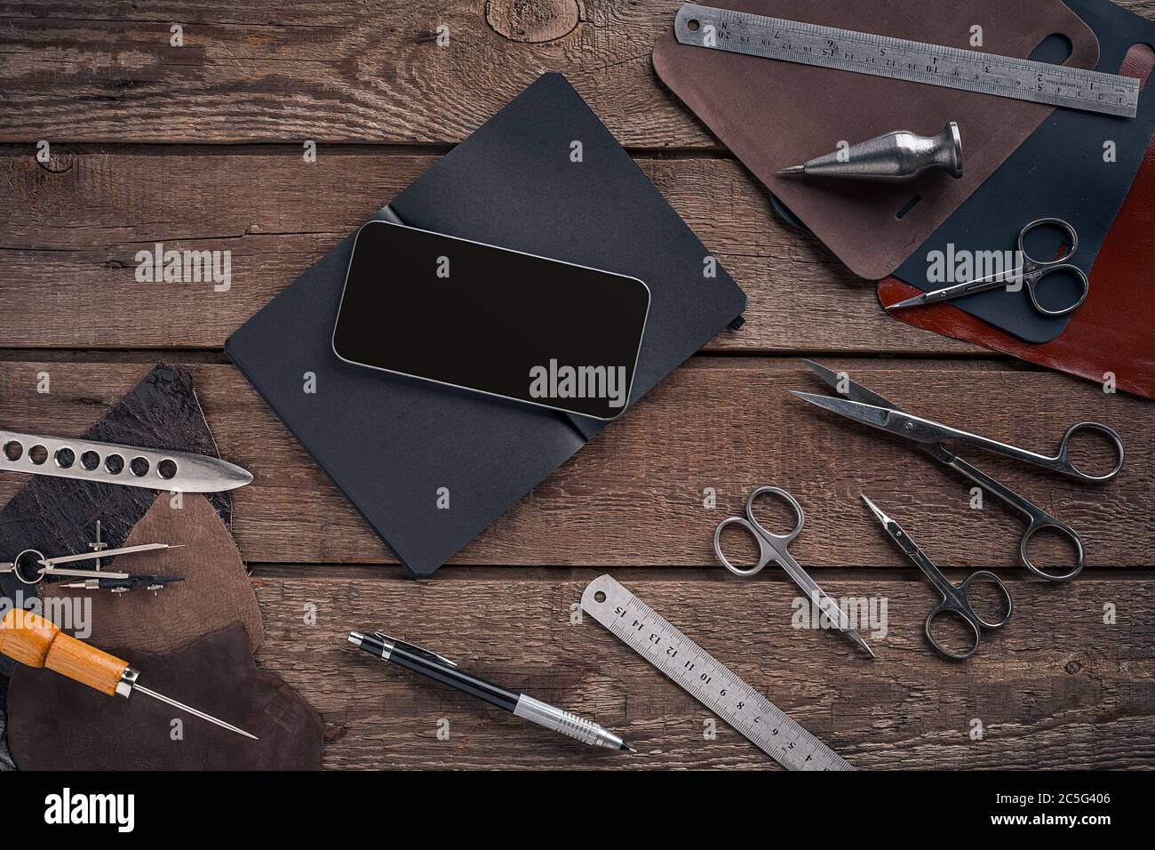 Fabrication du cuir. Les outils à plat permettent de prolonger la durée de vie Photo Stock Alamy