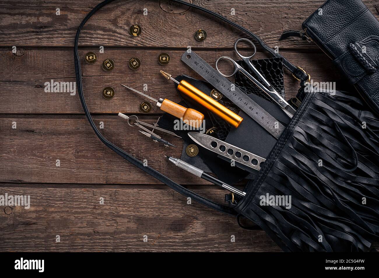 Fabrication du cuir. Les outils à plat permettent de prolonger la durée de vie Photo Stock Alamy