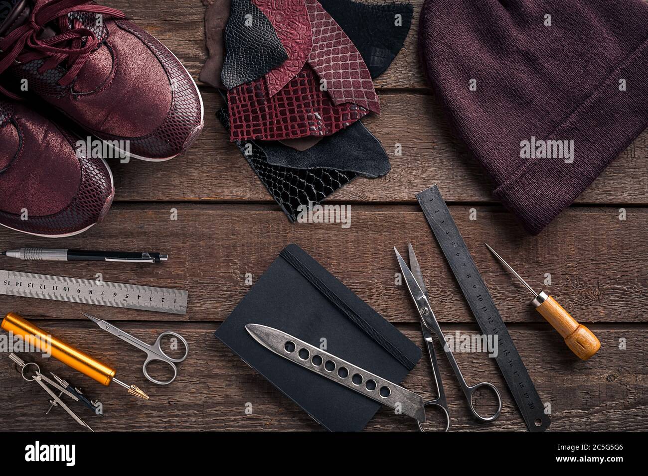 Fabrication du cuir. Les outils à plat permettent de prolonger la durée de vie Photo Stock Alamy