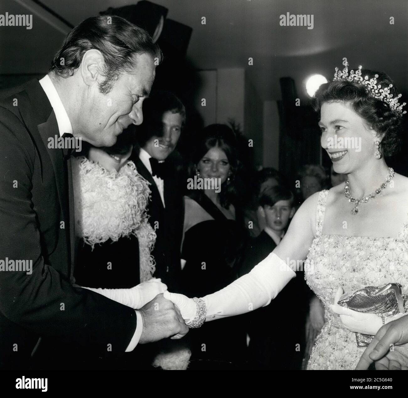 12 décembre 1967 - Londres, Angleterre, Royaume-Uni - LA REINE ELIZABETH II se serre la main lorsqu'elle est présentée à l'acteur REX HARRISON, star du film « Doctor Dolittle » lorsqu'elle a assisté à la première projection du film au cinéma Odeon de Londres hier soir. La manifestation complète a été l'aide de la British Empire cancer Campaign Charity. (Image de crédit : © Keystone Press Agency/Keystone USA via ZUMAPRESS.com) Banque D'Images