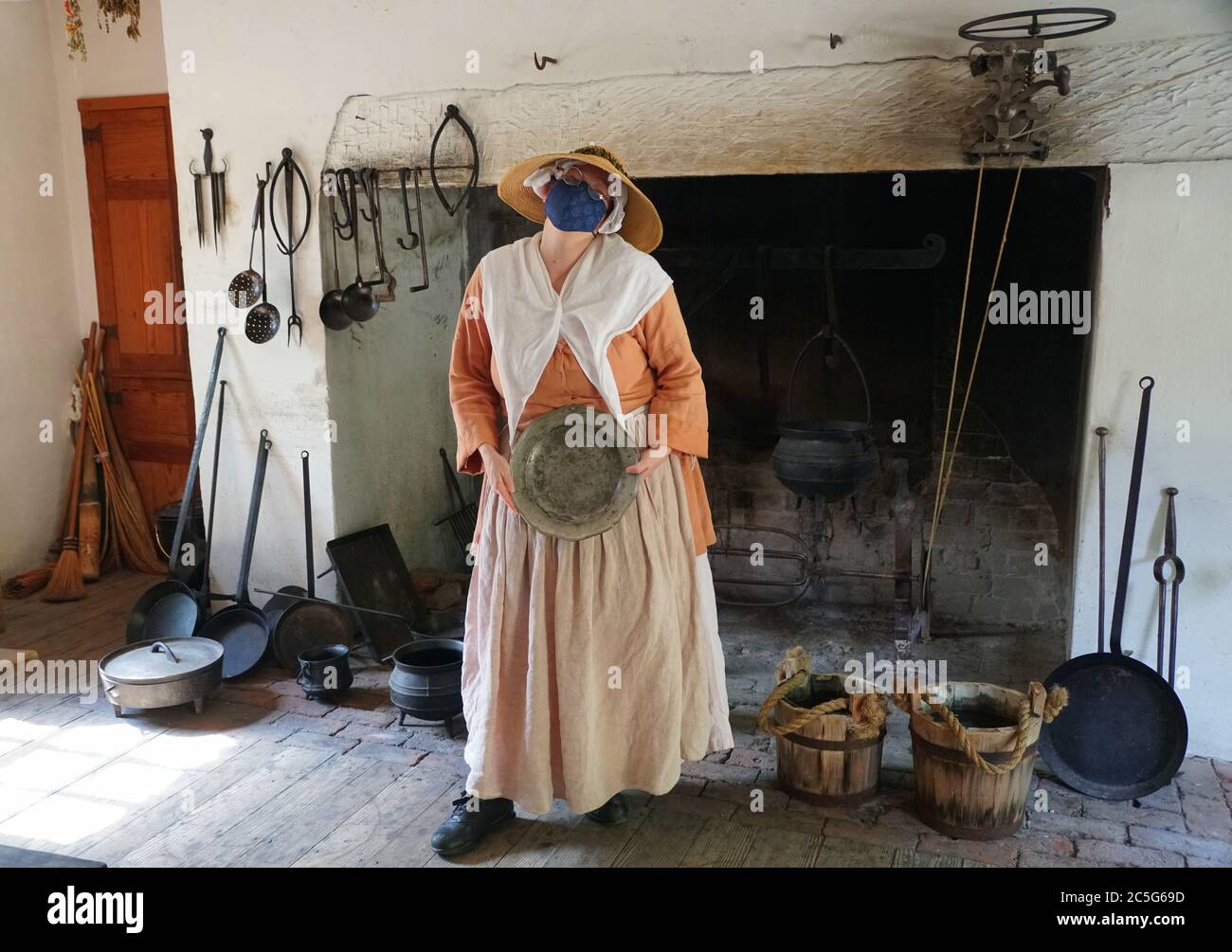 Williamsburg, Virginie, États-Unis - 30 juin 2020 - UNE dame à l'intérieur d'une cuisine portant un masque comme requis pendant une visite Banque D'Images