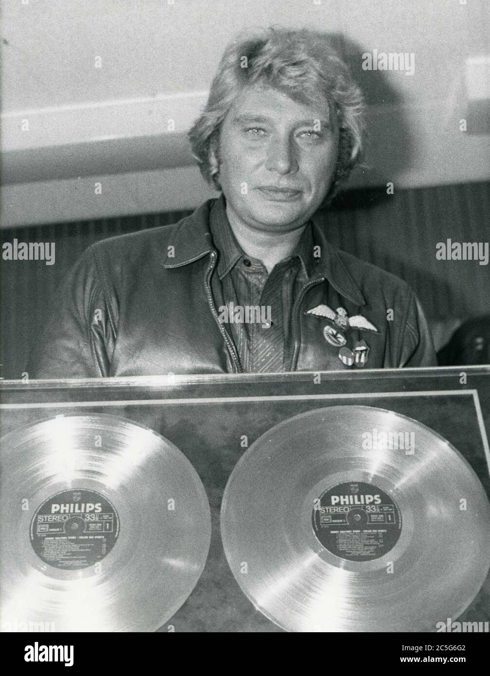 10 juin 1978 - Paris, France - JOHNNY HALLYDAY détient ses doubles prix de  platine qu'il a reçus du SNEP, Syndicat National de l'édition  phonographique (Syndicat National de l'Edition phonographique). Date exacte