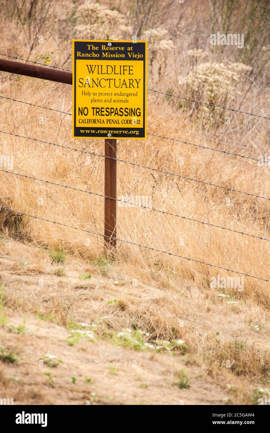 Un panneau indiquant que la région est un sanctuaire de la faune et que personne n'est autorisé dans la région. Banque D'Images