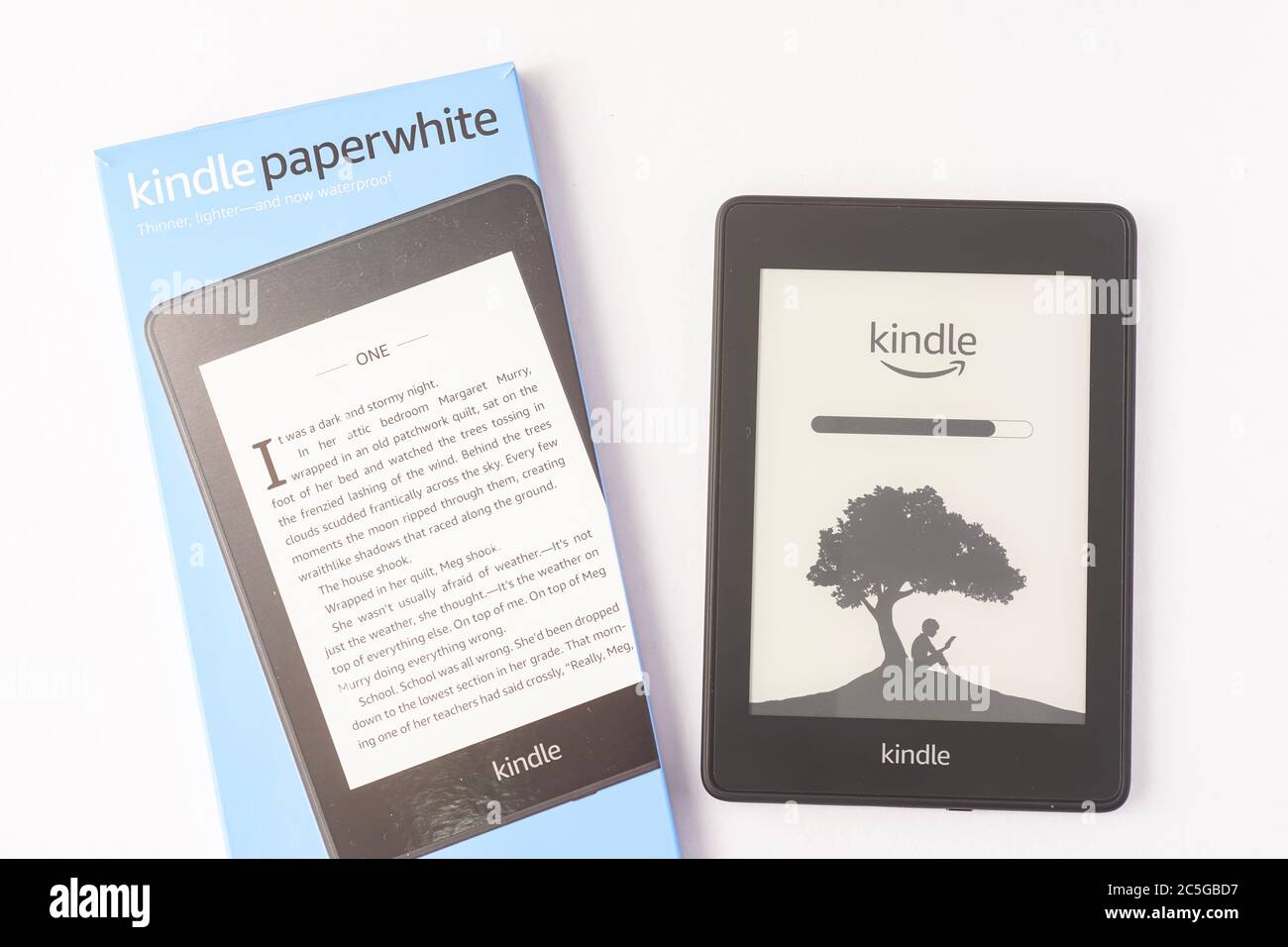 Amazon Kindle Paperwhite 2019 est un lecteur de livres électroniques Amazon  léger et étanche Photo Stock - Alamy