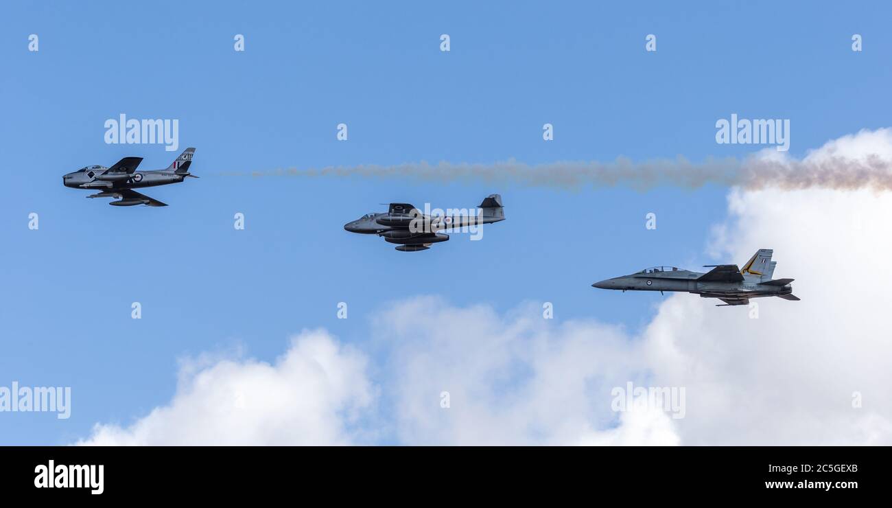 Ancien avion à réaction de la Royal Australian Air Force Commonwealth Aircraft Corporation CA-27 Sabre (F-86 Sabre), dirigeant un Gloster Meteor et un RAAF F/A-18 Banque D'Images
