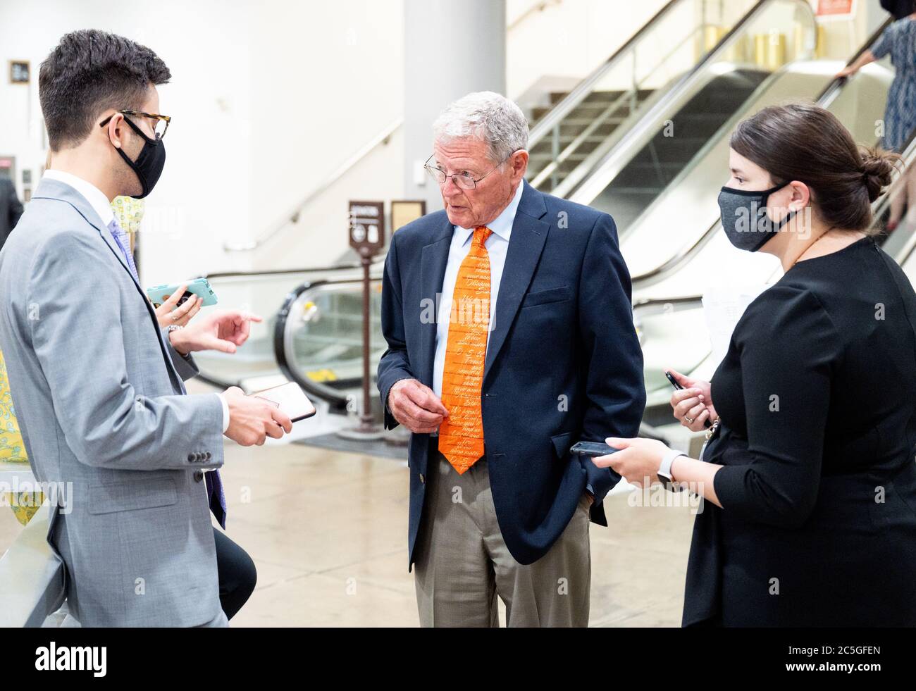 Washington, États-Unis. 02 juillet 2020. États-Unis le sénateur Jim Inhofe parle avec des journalistes près du métro du Sénat. Crédit : SOPA Images Limited/Alamy Live News Banque D'Images