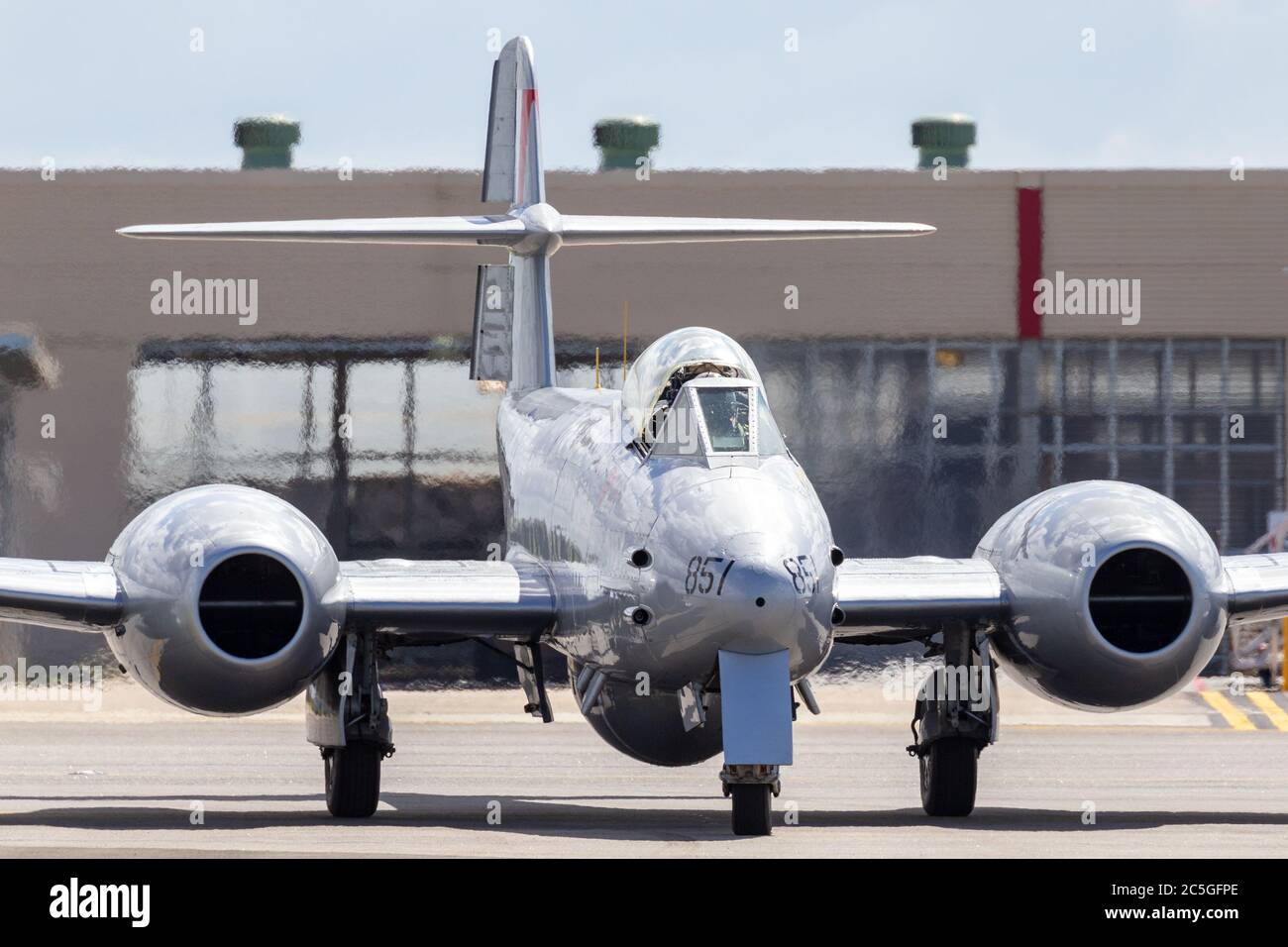 Gloster Meteor F.8 avion VH-MBX à l'époque de la guerre de Corée Royal Australian Air Force (RAAF) marque le transport en taxi à l'aéroport d'Avalon. Banque D'Images