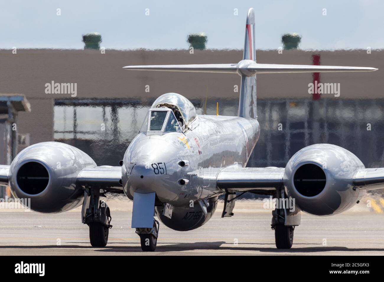 Gloster Meteor F.8 avion VH-MBX à l'époque de la guerre de Corée Royal Australian Air Force (RAAF) marque le transport en taxi à l'aéroport d'Avalon. Banque D'Images