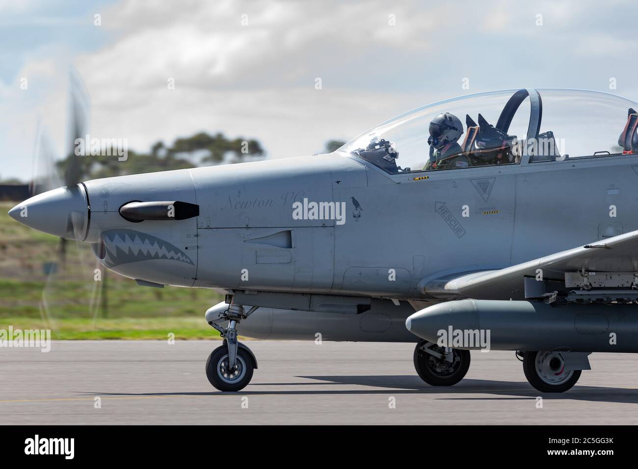 Royal Australian Air Force (RAAF) Pilatus PC-9A appareil de contrôle aérien avancé (FAC) A23-020 du 4 Escadron basé à la RAAF Williamtown en train de rouler à Avalon Banque D'Images