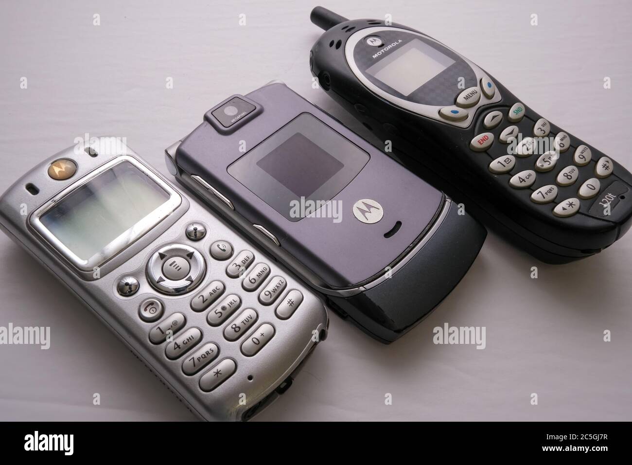 OTTAWA, ONTARIO, CANADA - 7/3/2020: Trois téléphones mobiles populaires de Motorla du début des années 2000: Un Motorola C333, un Motorola Razr V3i et un Motorola 120t. Banque D'Images