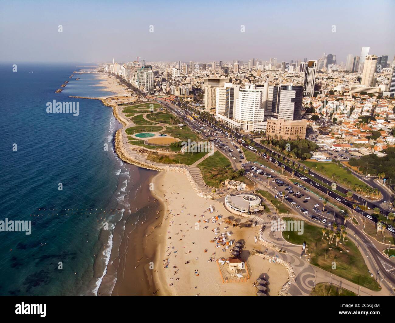 Vue panoramique sur la côte de tel Aviv prise par une belle journée ensoleillée. Zone métropolitaine et mer Méditerranée. Deuxième ville la plus peuplée d'Israël, l'antenne Banque D'Images