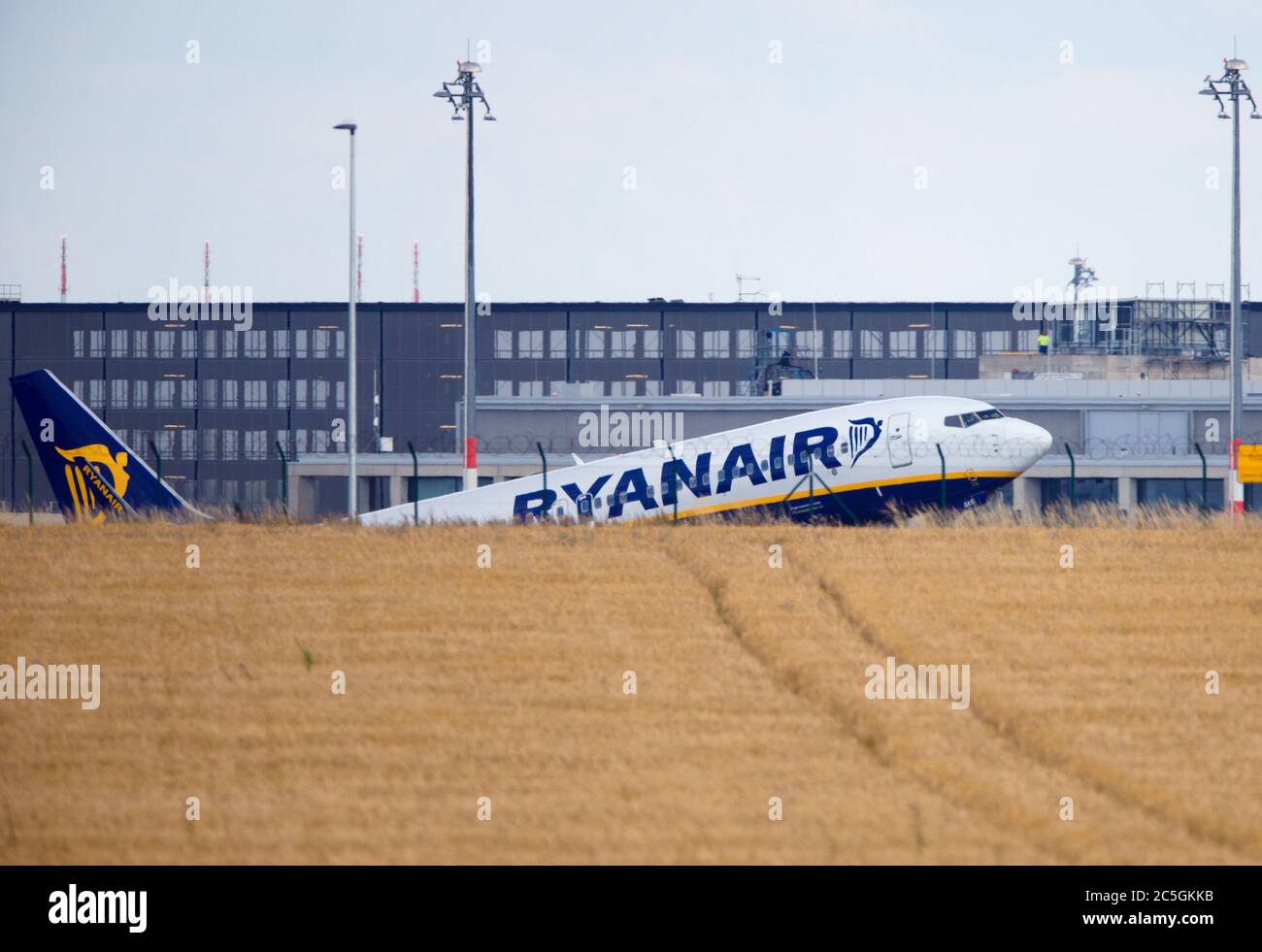 02 juillet 2020, Brandebourg, Schönefeld: Un Boeing 737-800 des Winglets de la compagnie aérienne Ryanair décollent pour son vol vers Podgorica derrière un champ de maïs de la piste abaissée de l'aéroport. Photo: Soeren Stache/dpa-Zentralbild/ZB Banque D'Images