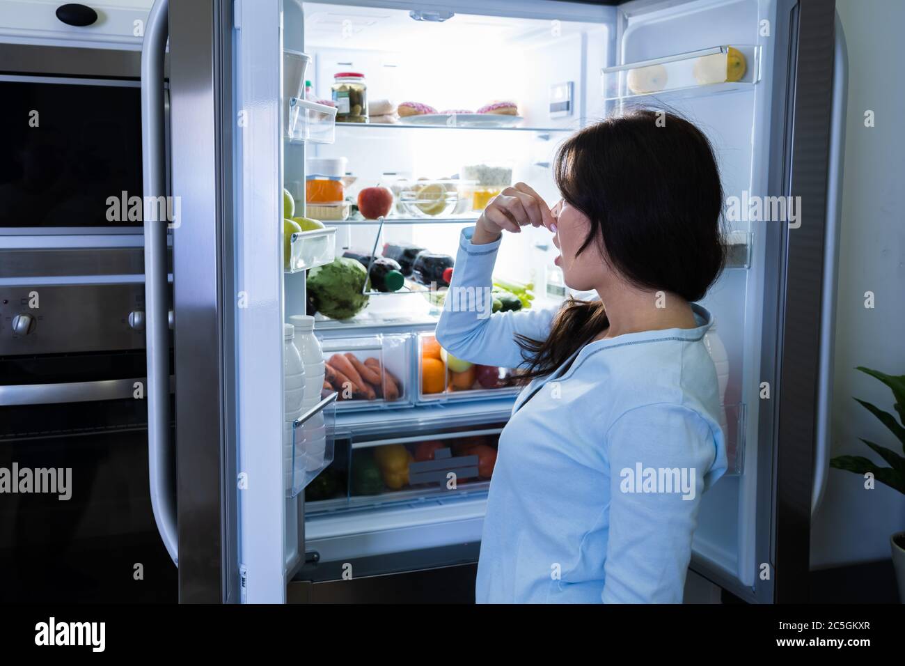 Nourriture pourrie mauvaise odeur ou odeur dans le réfrigérateur ou le réfrigérateur Banque D'Images
