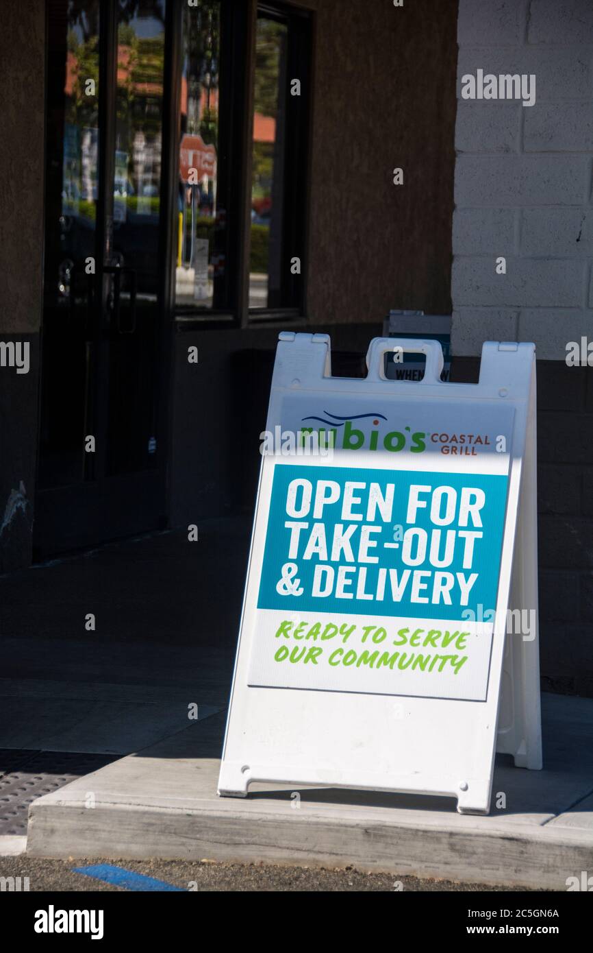 Un panneau annonçant qu'un restaurant est ouvert, mais seulement pour le départ et la livraison en raison des restrictions de COVID-19. Banque D'Images Un panneau annonçant qu'un restaurant est ouvert, mais seulement pour le départ et la livraison en raison des restrictions de COVID-19. Banque D'Images