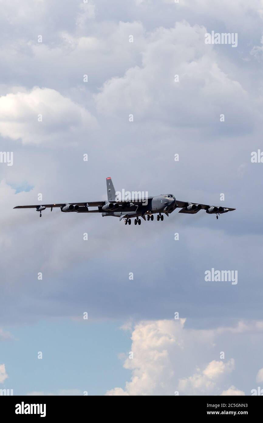 US Air Force (USAF) Boeing B-52H bombardier stratégique Stratofortress (61-0015) de la base aérienne de Barksdale sur l'approche de la terre à AV Banque D'Images