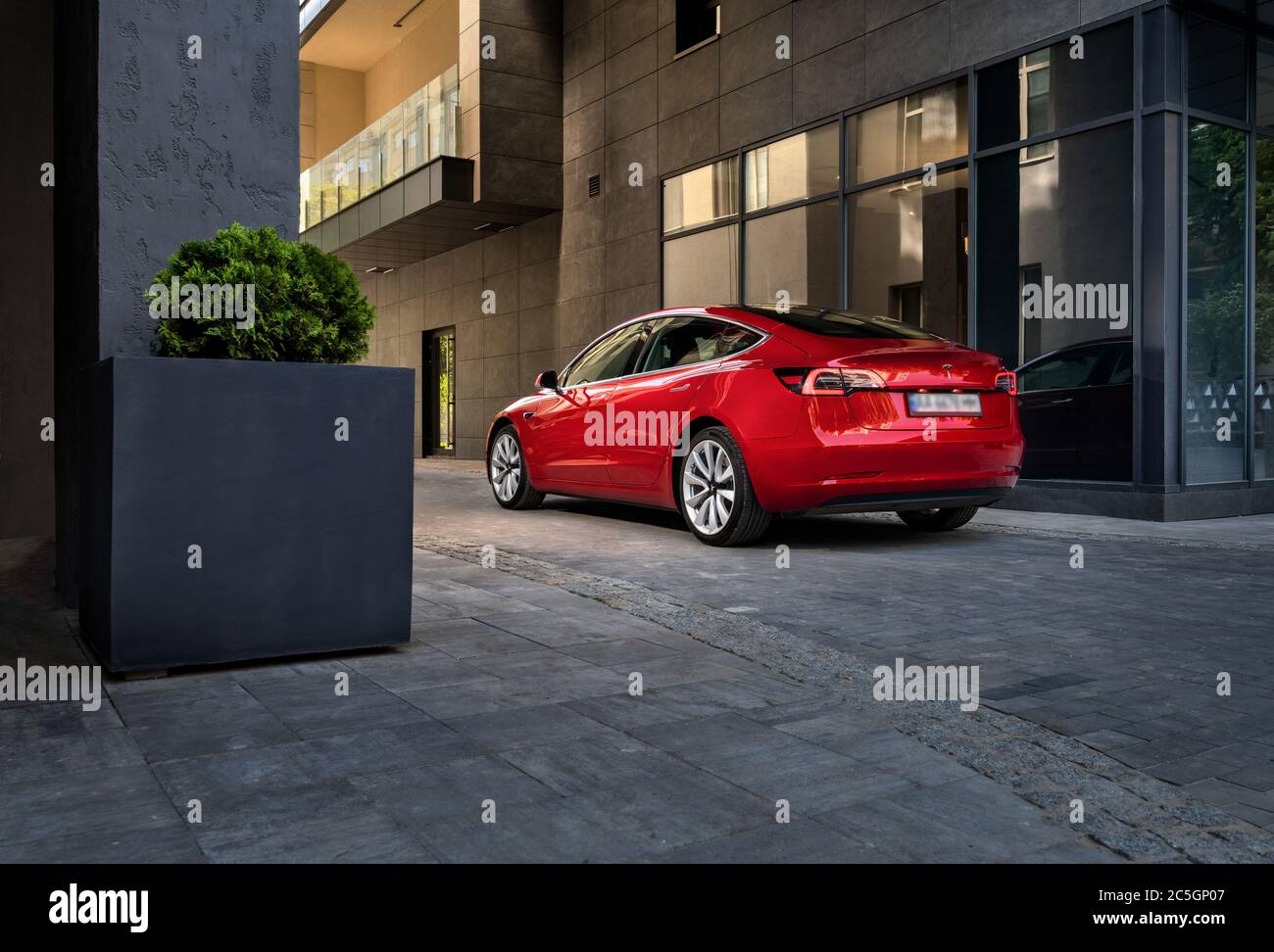 Kiev, Ukraine - 7 juin 2020 : modèle Tesla 3 dans la zone résidentielle Banque D'Images