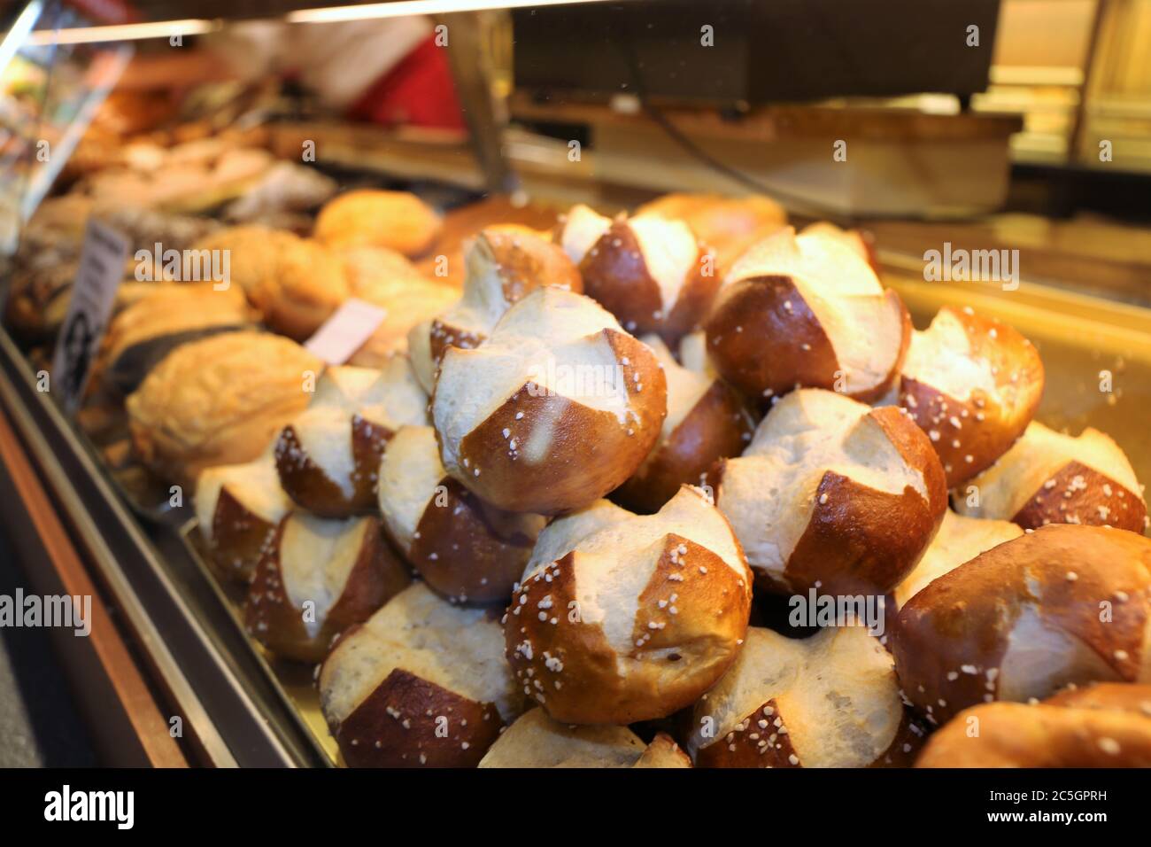 Bäckereitheke mit Brötchen, Kuchen und Torten (comptoir à gâteaux et tartes) Banque D'Images