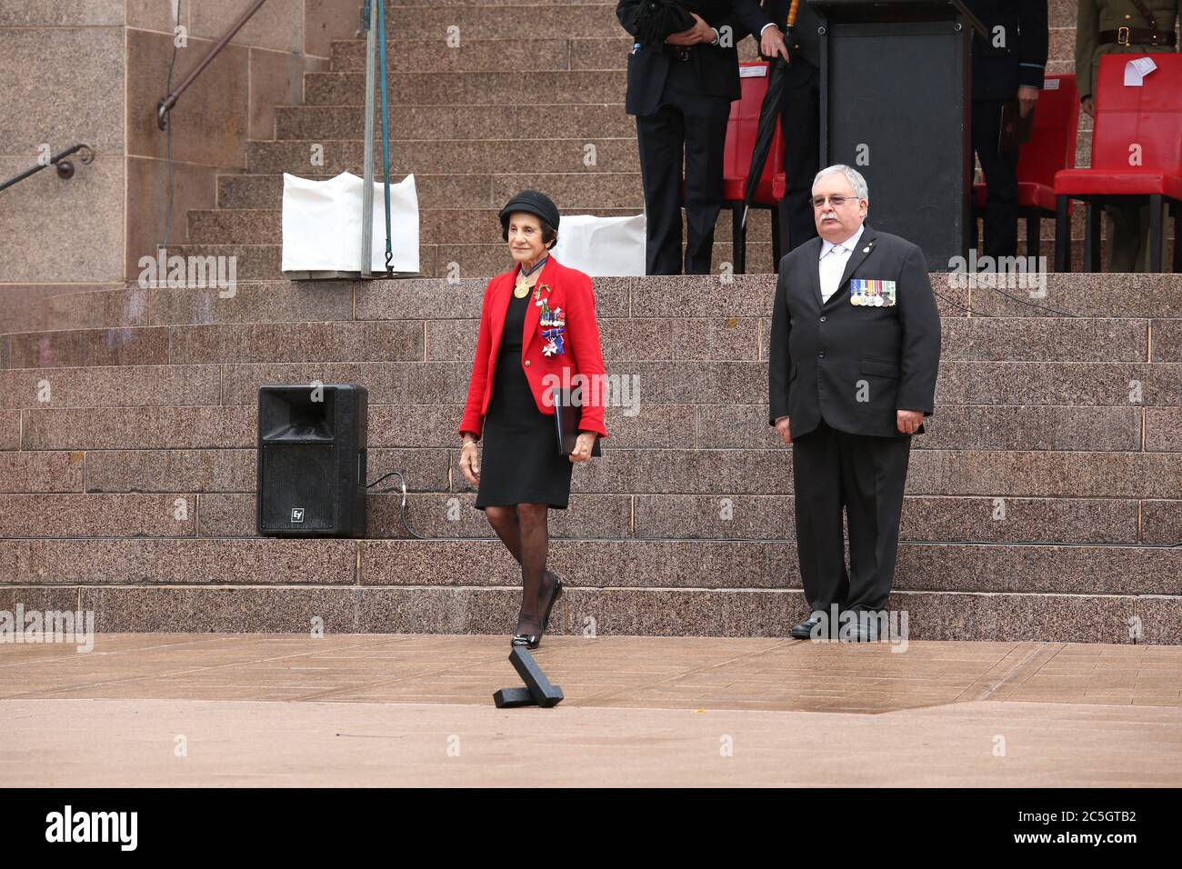 Le Gouverneur de la Nouvelle-Galles du Sud, son Excellence le Professeur Marie Bashir et le Président de RSL NSW, M. Don Rowe, partent à la fin du service de jour de l'ANZAC à Banque D'Images