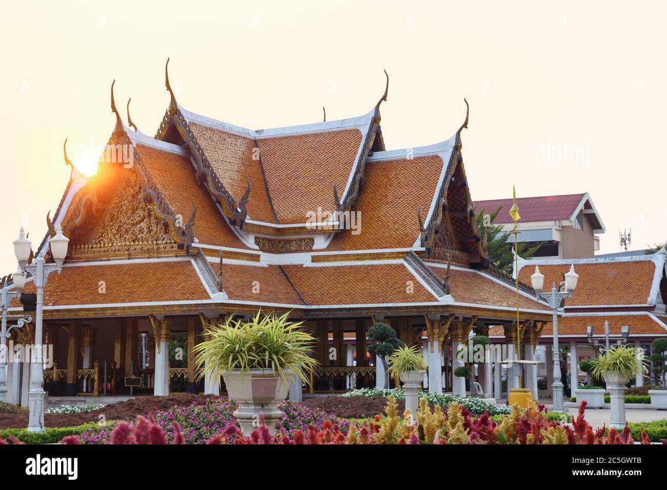 Temple Wat Ratchanatdaram à Bangkok au coucher du soleil, Thaïlande. Banque D'Images