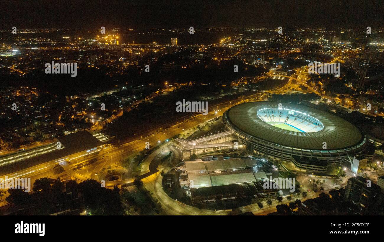 02 juillet 2020, Brésil, Rio de Janeiro : vue aérienne du stade Maracanã et de l'hôpital de campagne pour le traitement des patients de COVID19, pendant le match de football entre Volta Redonda et Resende pour le championnat national de football. Les matchs de football ont de nouveau eu lieu à Rio de Janeiro, le seul État du pays qui permet la reprise du sport, malgré le nombre élevé d'infections et de décès causés par la maladie qui sont encore enregistrés quotidiennement dans l'État et le pays. Le Brésil a enregistré plus de 47,000 nouveaux cas de Covid-19 au cours des 24 dernières heures, ce qui porte le nombre total de pe Banque D'Images