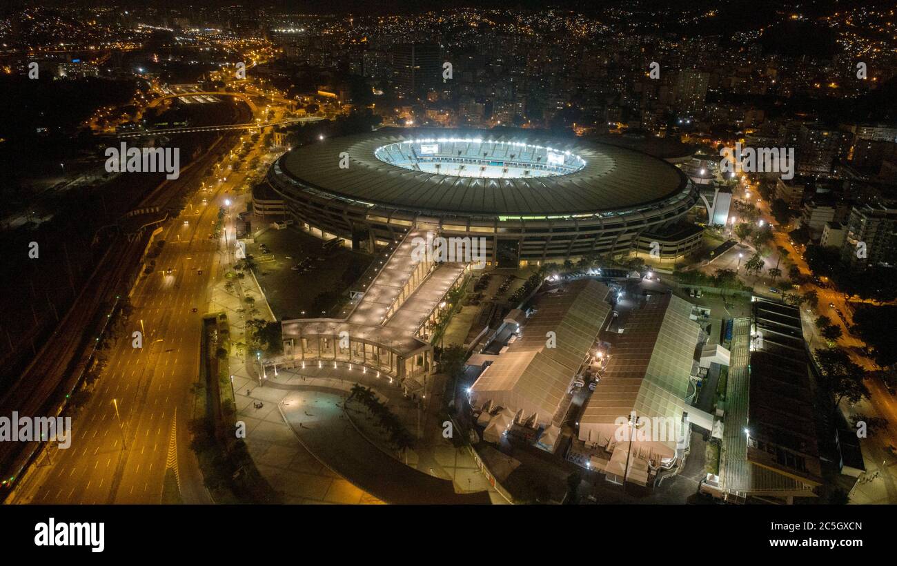 02 juillet 2020, Brésil, Rio de Janeiro : vue aérienne du stade Maracanã et de l'hôpital de campagne pour le traitement des patients de COVID19, pendant le match de football entre Volta Redonda et Resende pour le championnat national de football. Les matchs de football ont de nouveau eu lieu à Rio de Janeiro, le seul État du pays qui permet la reprise du sport, malgré le nombre élevé d'infections et de décès causés par la maladie qui sont encore enregistrés quotidiennement dans l'État et le pays. Le Brésil a enregistré plus de 47,000 nouveaux cas de Covid-19 au cours des 24 dernières heures, ce qui porte le nombre total de pe Banque D'Images