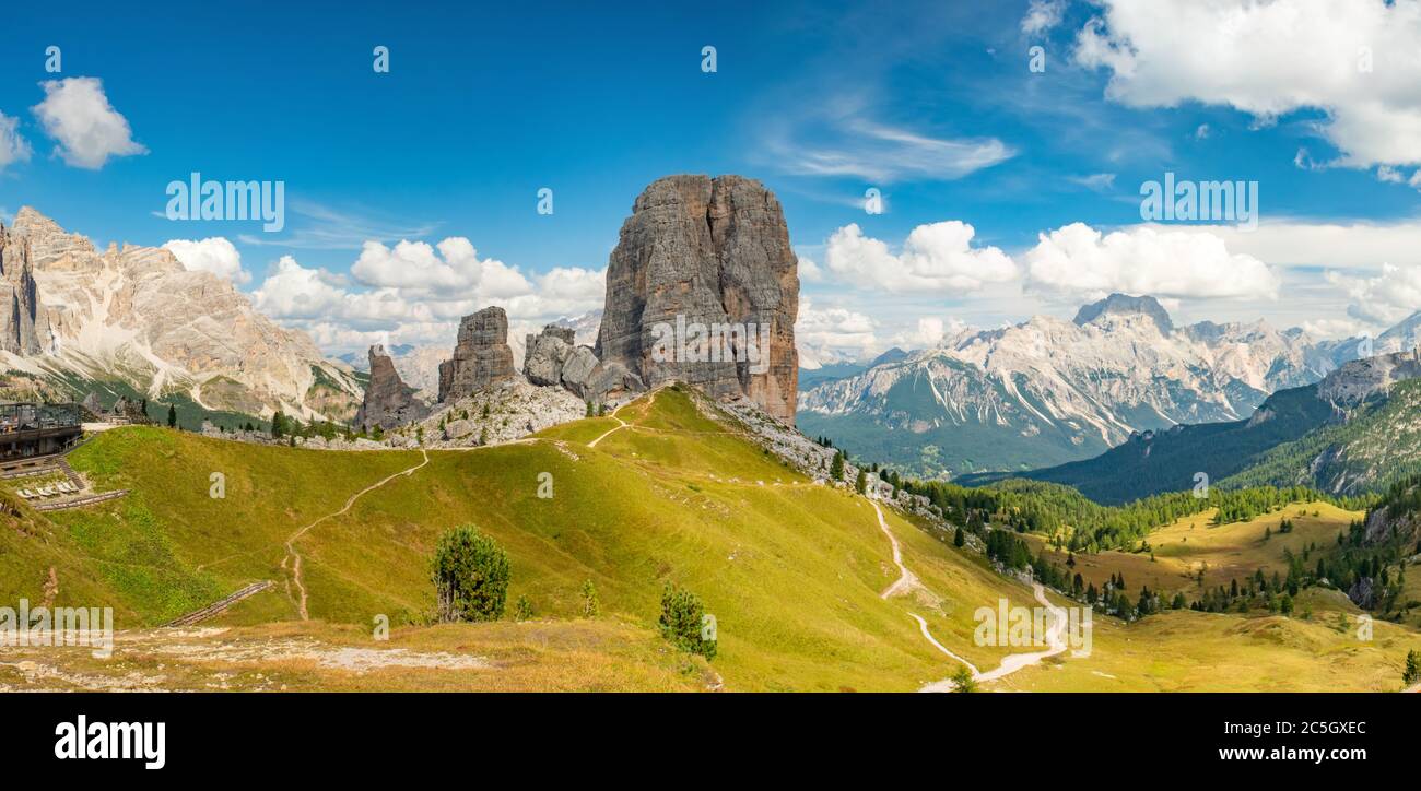 Montagne L'été pré alpin environnant. Cinque Torri, Alpes Dolomites, Italie Banque D'Images