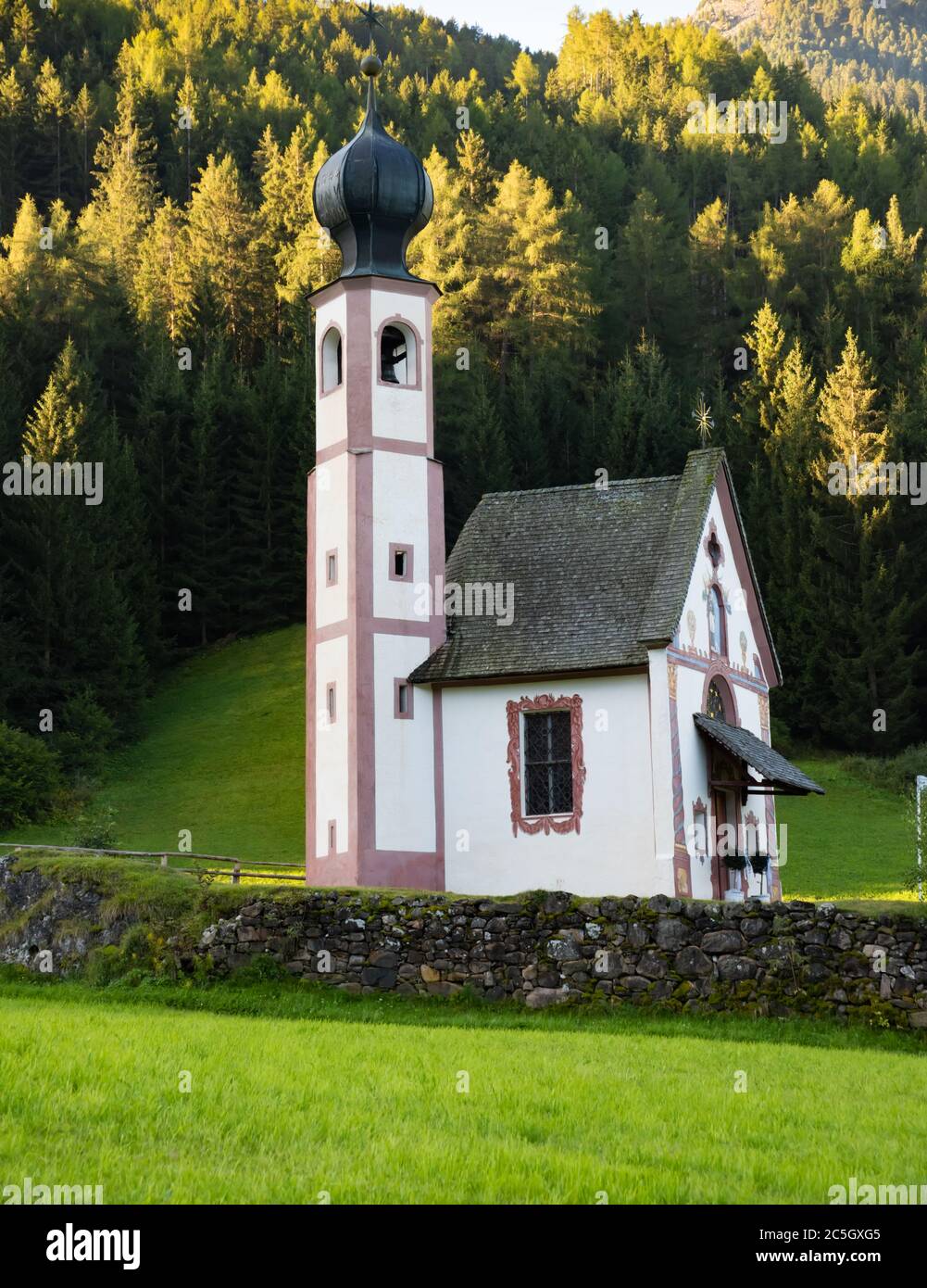 Superbe paysage ensoleillé de cols alpins. St Johann, Église Santa Maddalena, Val Di Funes, Dolomites, Italie. Amazing nature Background Banque D'Images