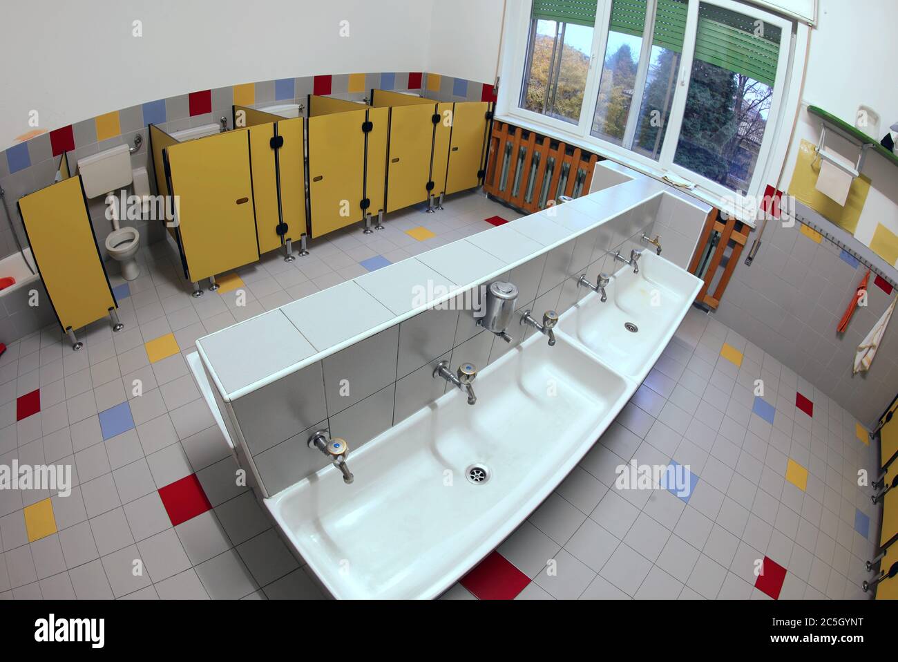 salle de bains toilettes de l'école avec porte jaune sans personnes parce  qu'il y a la Outsbreak Photo Stock - Alamy