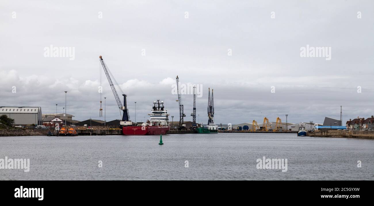 Les quais et le front de mer à Hartlepool Headland, Angleterre, Royaume-Uni avec des navires amarrés et des grues Banque D'Images