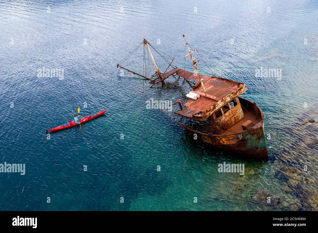 Femme en kayak rouge près de l'épave du navire, Rose, Monténégro Banque D'Images