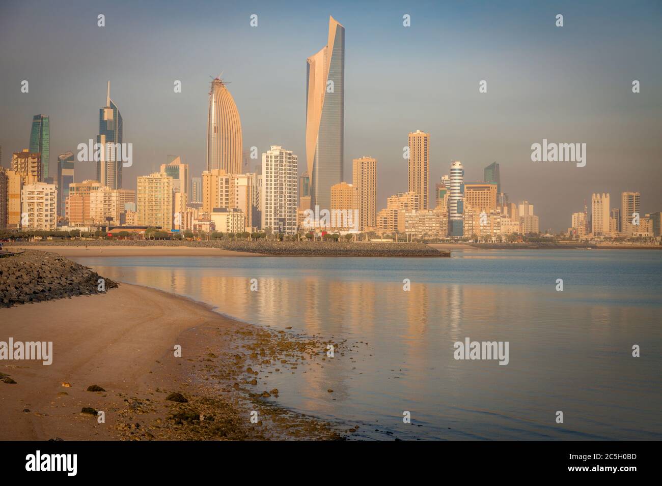 Panorama de la ville de Koweït à partir de la plage. Ville. La ville de Koweït, Koweït. Banque D'Images