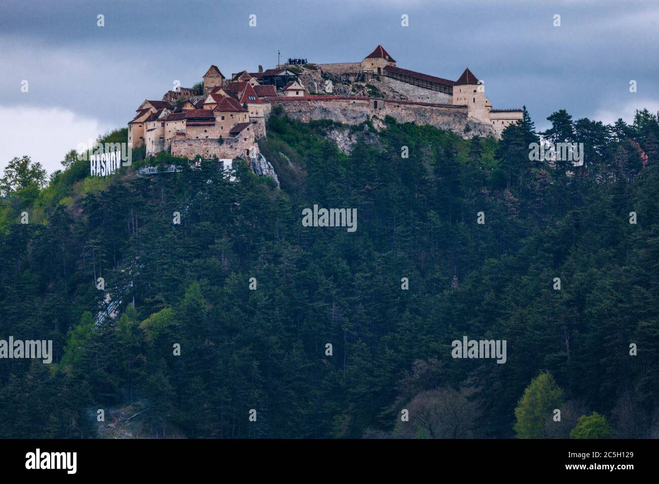 Forteresse de Rasnov sur la colline de Rasnov, comté de Brasov, Roumanie. Banque D'Images