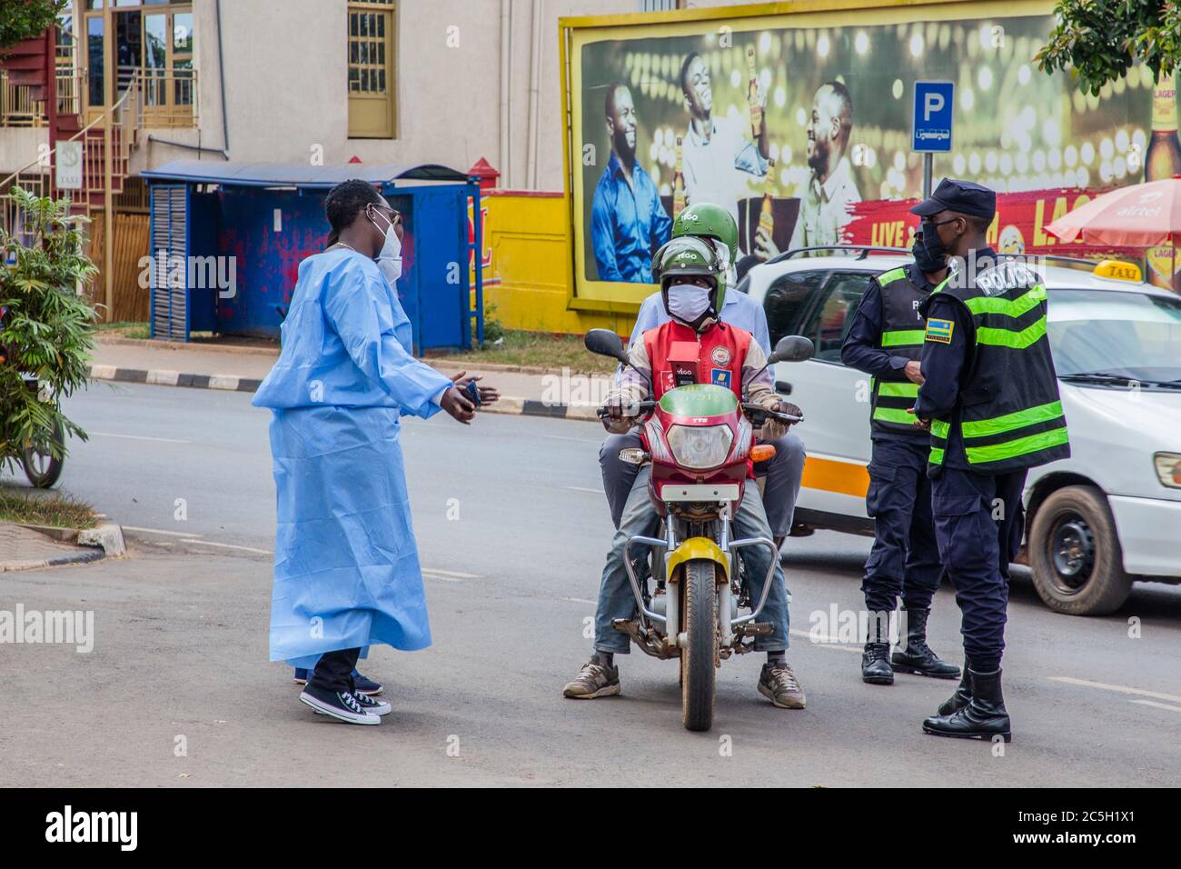 Kigali, Rwanda. 2 juillet 2020. Les travailleurs de la santé dirigent les passants pour passer des tests COVID-19 à Kigali, capitale du Rwanda, le 2 juillet 2020. Le Ministère de la santé du Rwanda a lancé jeudi une enquête sur les essais dans les rues COVID-19 à Kigali pour examiner la situation de la COVID-19 dans la ville. Crédit: Cyril Ndegeya/Xinhua/Alay Live News Banque D'Images