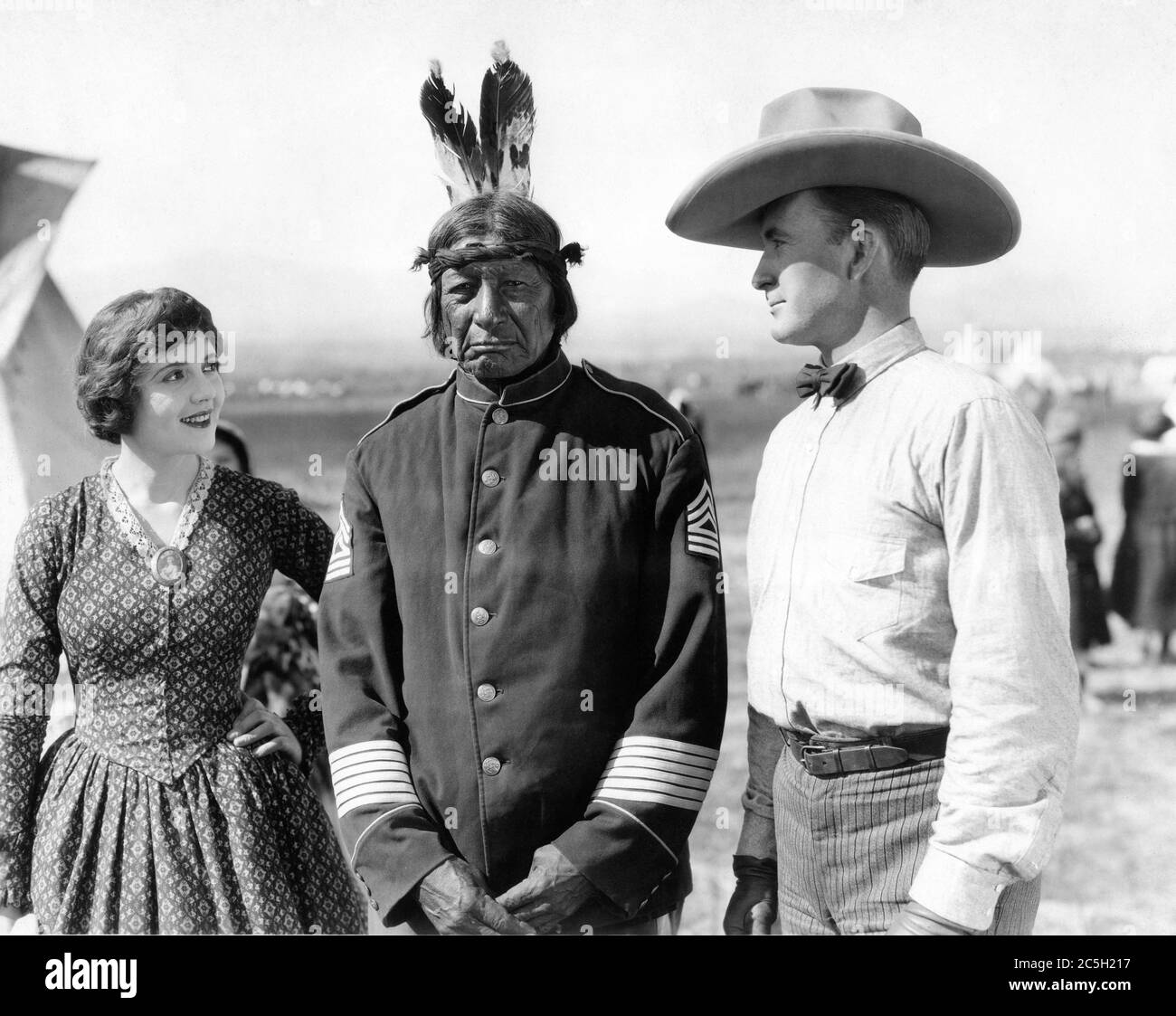 LOIS WILSON Little Big Horn survivant GAUCHE ET liaison indienne TIM McCoy sur place Candid dans l'Utah pendant le tournage DU ROMAN DE 1923 DE LA FAMILIALE COUVERTE JAMES CRUZE Emerson Hough Silent producteur de film Jesse L. Lasky Paramount Pictures Banque D'Images