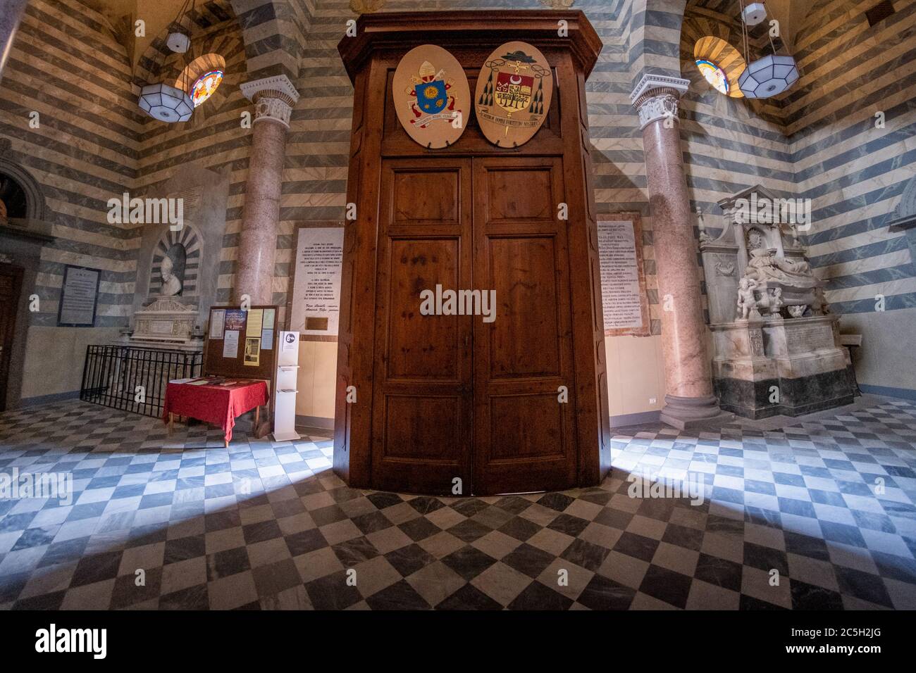 L'intérieur de la cathédrale de Santa Maria Assunta à Volterra, avec ses murs doubles, les Etrusques et ceux du XIIIe siècle, est un looki médiéval Banque D'Images