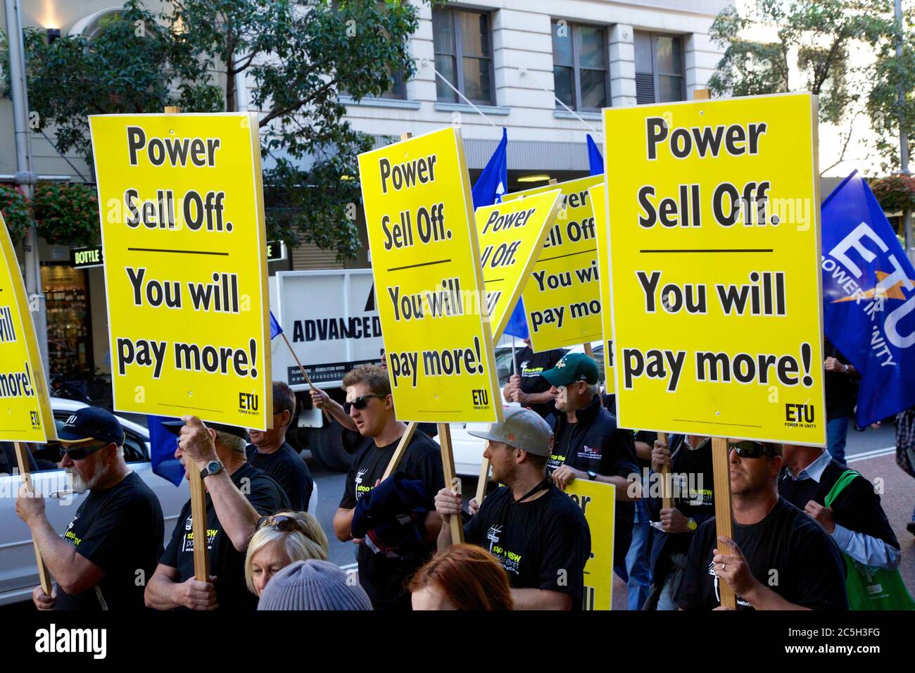 Les membres du Syndicat des métiers de l'électricité (ETU) participent à la marche du jour de mai à Sydney sur Market Street tenant des panneaux contre le démarchage et la privatisation Banque D'Images