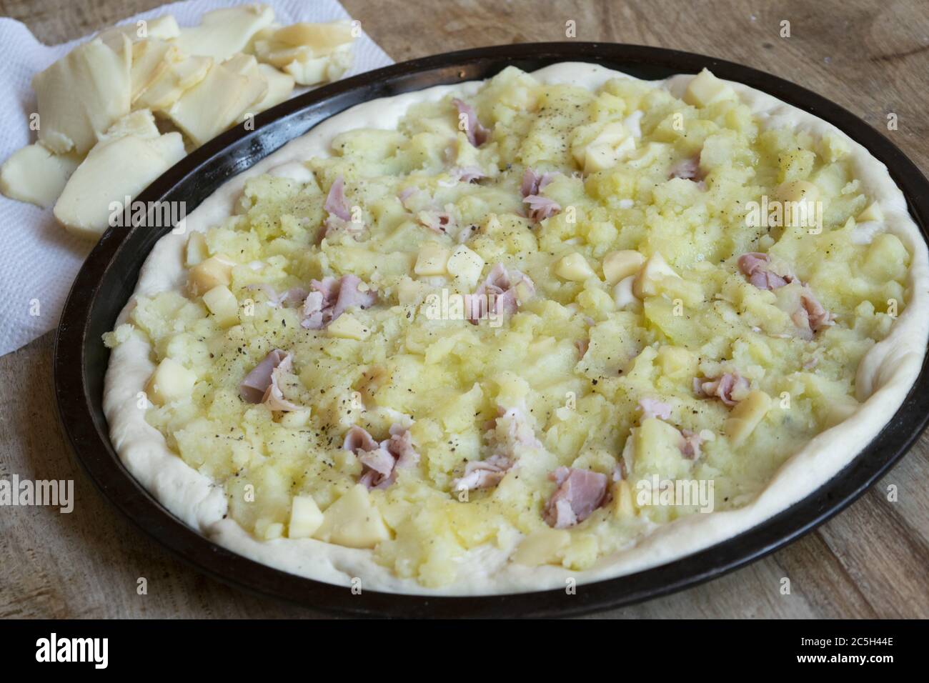 préparation de la pizza avec du jambon cuit et de la purée de pommes de terre Banque D'Images