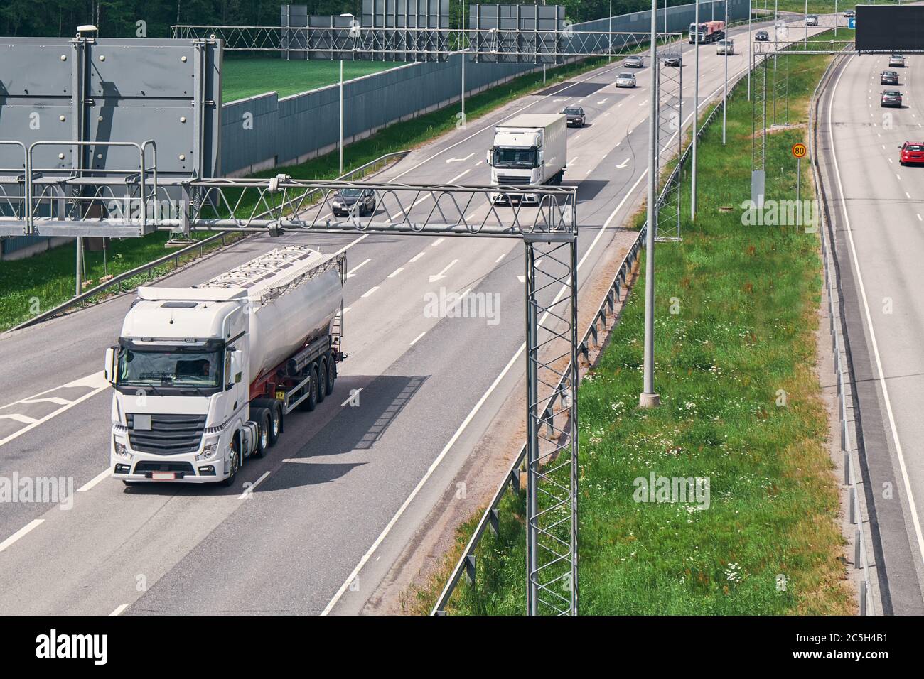 L'autoroute Keha est la route la plus fréquentée de Finlande. Les camions et les voitures circulent sur l'autoroute. Banque D'Images