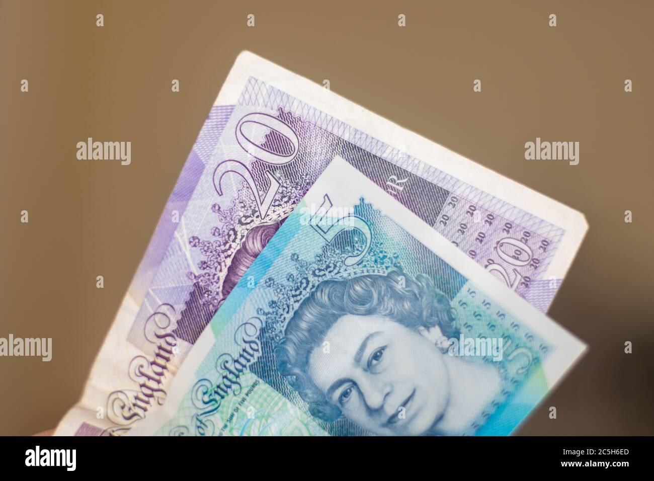 Royaume-Uni ou Angleterre British Pound bills avec la Reine sur vingt et cinq billets de couleur livre. Banque D'Images