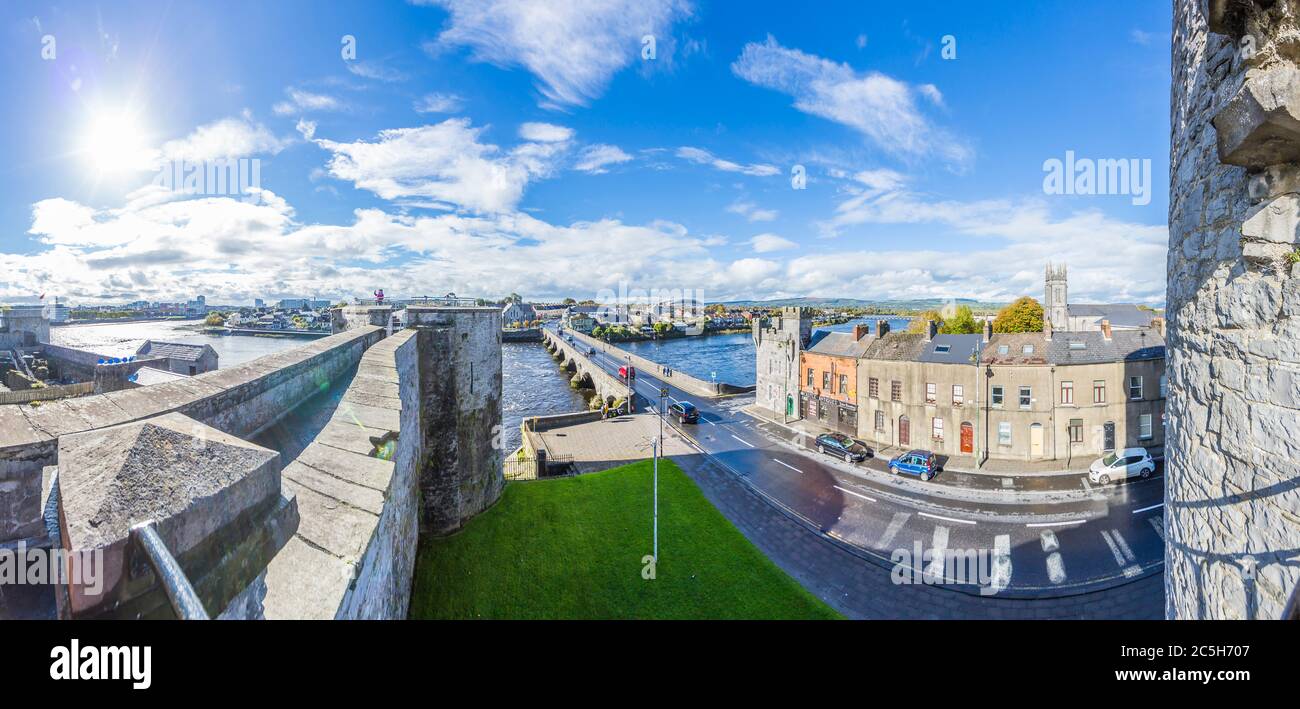 Vue panoramique sur le mur de la ville de Limerick et le pont Thomond Banque D'Images